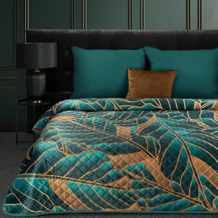 LIMITED COLLECTION Narzuta LILI z welwetu z dużym nadrukiem liści pikowana metodą hot press GŁĘBIA ZIELENI