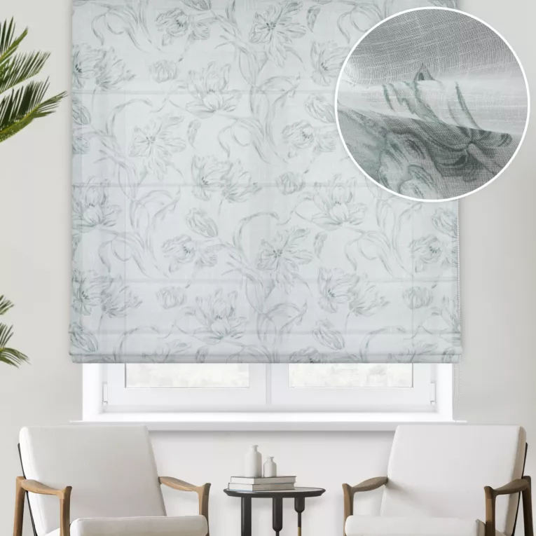 Roleta rzymska biało zielona z matowej tkaniny typu etamina z kwiatowym nadrukiem, wykończona obciążnikiem