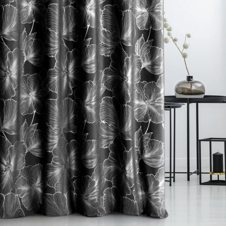 Zasłona szyta na taśmie 5 cm czarno srebrna z tkaniny welwetowej zdobionej delikatnie połyskującym drukiem