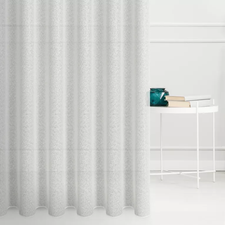 Tkanina firanowa z delikatnym połyskiem, wyraźnym splotem z efektem bukli, wykończona obciążnikiem