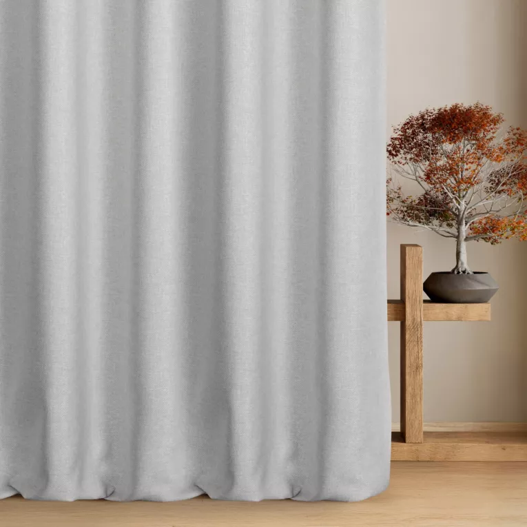 Zasłona szyta na taśmie 5 cm srebrna o naturalnym charakterze, z widocznym, ozdobnym splotem