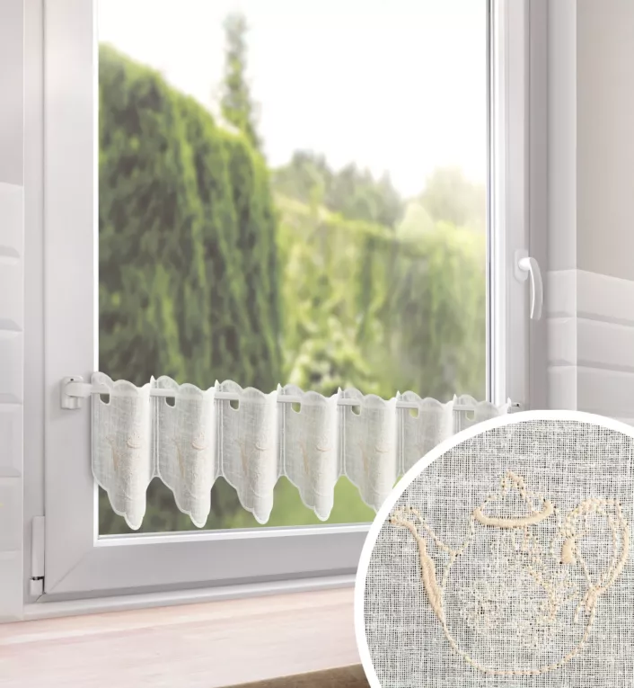 Tkanina firanowa zazdrostka z etaminy zdobiona uroczym haftem