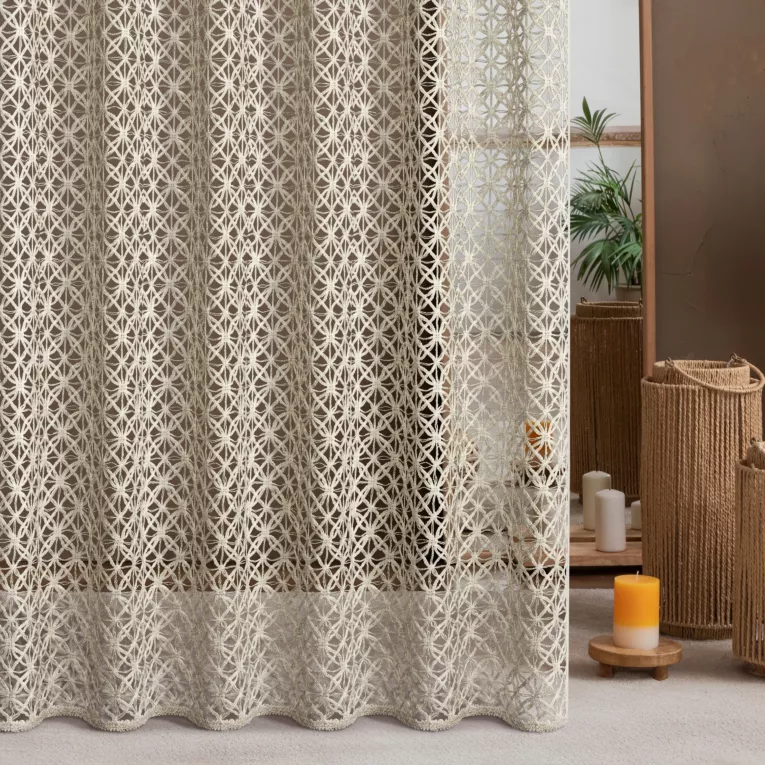 Firana szyta na taśmie 5 cm beżowa z delikatnie połyskującej gipiury o geometrycznym wzorze