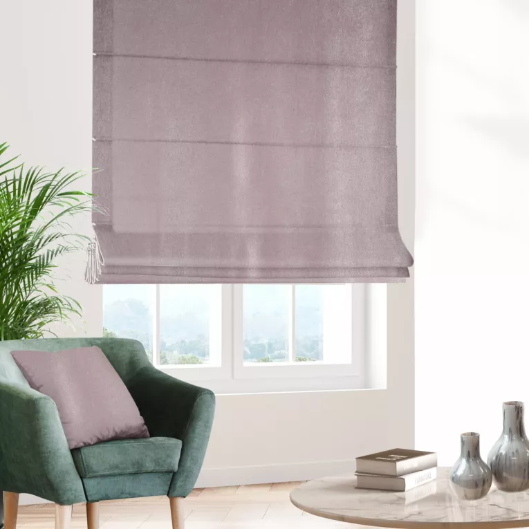 Roleta rzymska pudrowo różowa z gładkiej, zaciemniającej tkaniny z wyraźnym splotem