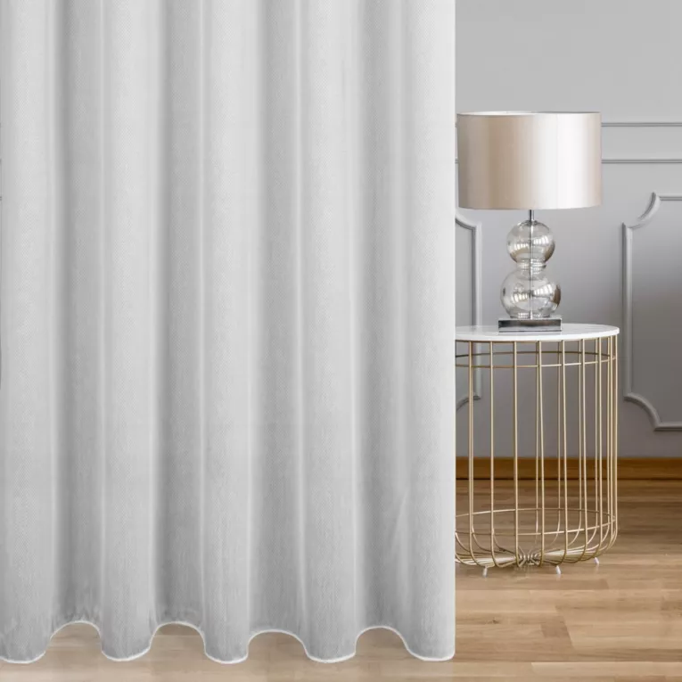 Firana szyta na taśmie 5 cm biała z miękkiej tkaniny w drobną krateczkę z geometrycznym wzorem, wykończona obciążnikiem