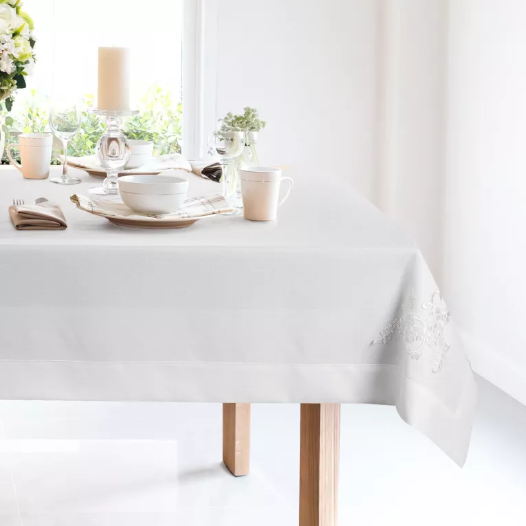 Obrus biały 140x 280 cm BARI obszyty szeroką kantą i zdobiony koronkową aplikacją EUROFIRANY PREMIUM