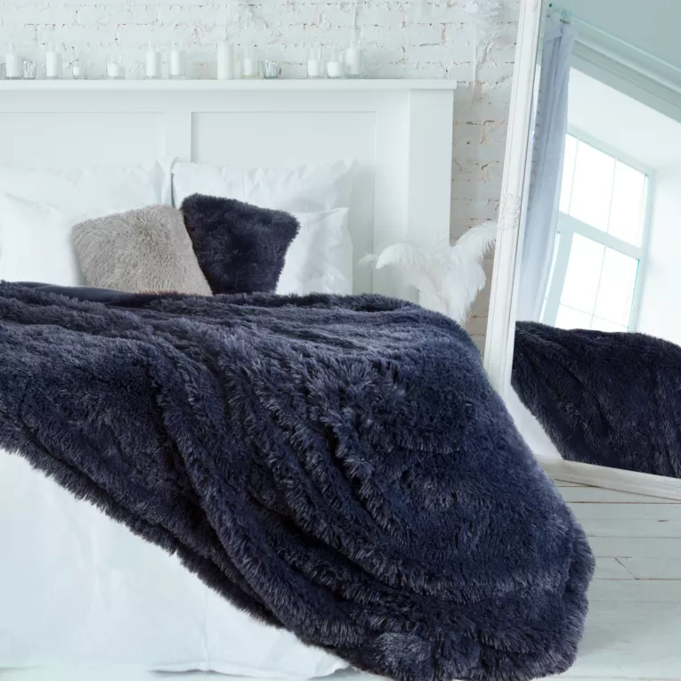 Narzuta LETTIE z miękkiego i przyjemnego w dotyku ekologicznego futerka z długim włosem