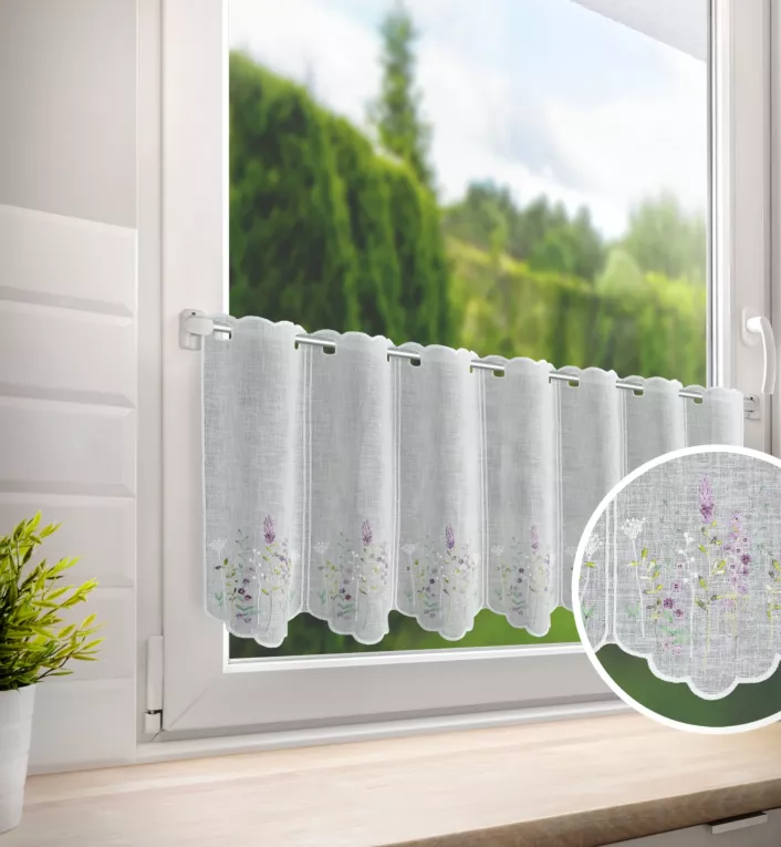 Tkanina firanowa zazdrostka zdobiona haftem drobnych kwiatuszków