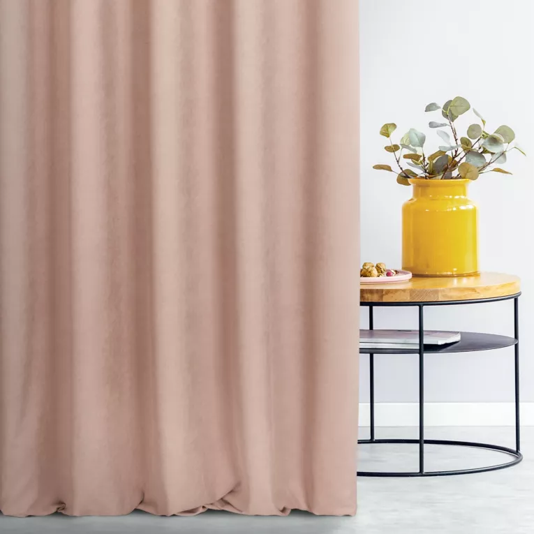 Zasłona szyta na taśmie 5 cm ADESSA pudrowo różowa z miękkiej tkaniny o welurowej strukturze