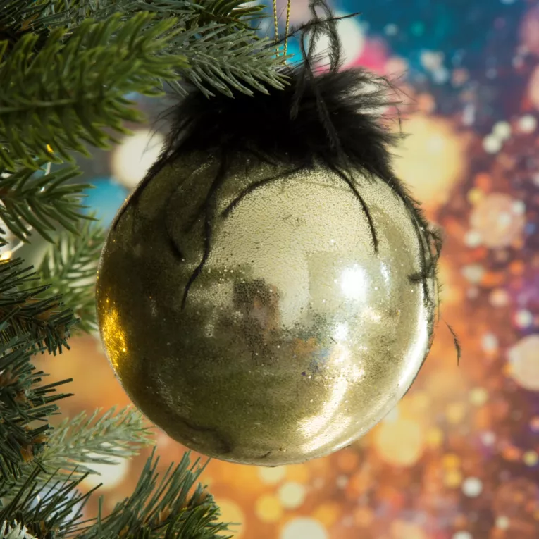 Bombka szklana złocista z efektem szronu i naturalnymi piórami