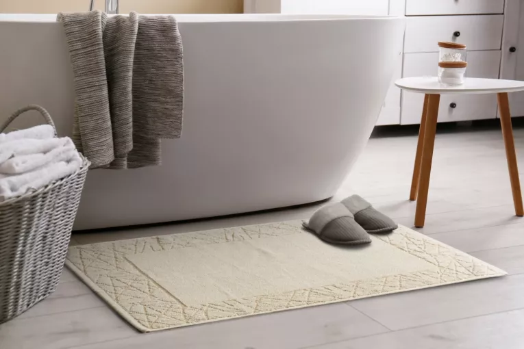 Dywanik łazienkowy NIKA z bawełny zdobiony geometrycznym wzorem