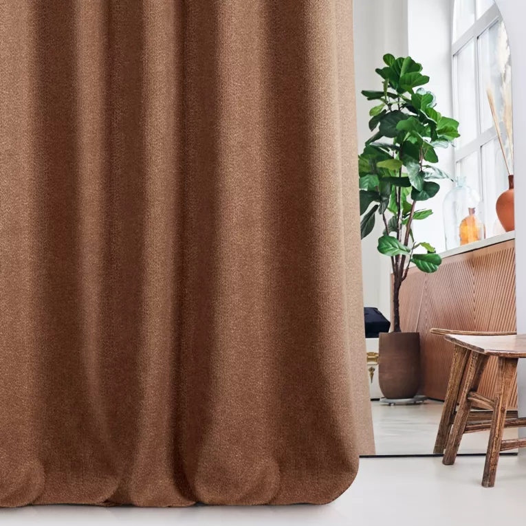 Zasłona szyta na taśmie 5 cm brązowa z tkaniny typu bukla o grubym splocie