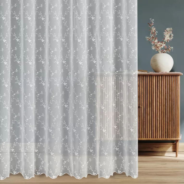 Firana szyta na taśmie 8 cm biała z tkaniny z efektem deszczyku, zdobionej haftem roślinnym