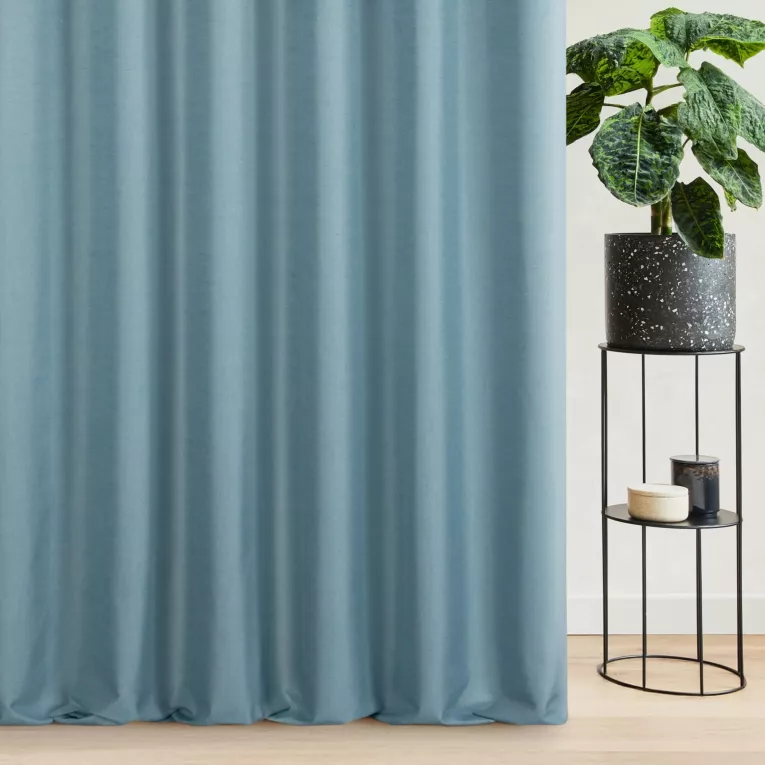 Zasłona szyta na flexach niebieska z tkaniny blackout zaciemniającej w 100% o naturalnej strukturze