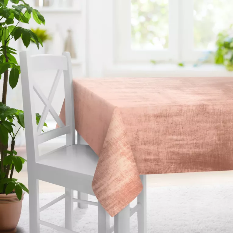 Obrus szyty SAFARI 1 pudrowo różowy z miękkiej welwetowej tkaniny z połyskiem i poziomym prążkiem