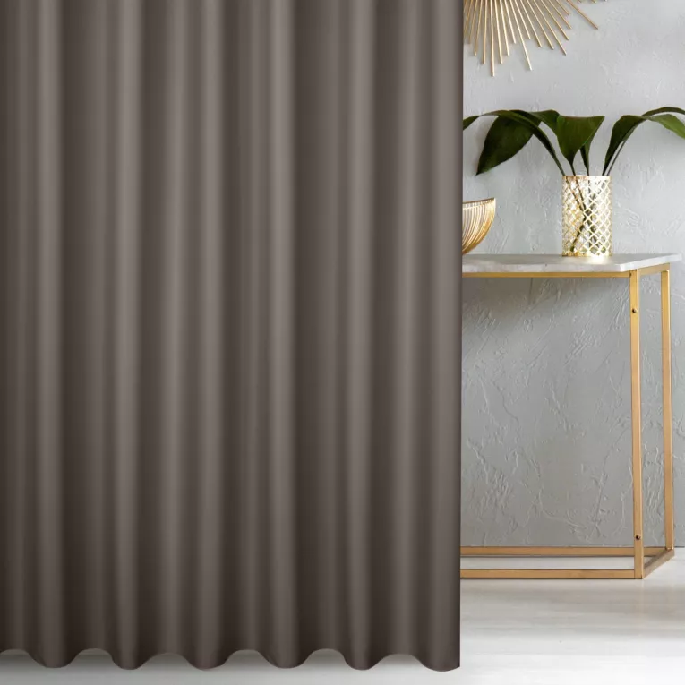 Zasłona szyta na taśmie 5 cm jasnobrązowa z gładkiej tkaniny zaciemniającej typu dimout wykończona obciążnikiem