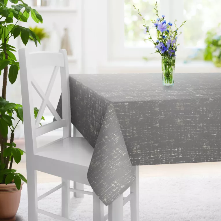 Obrus szyty popielato złocisty z miękkiej tkaniny o strukturze weluru z połyskliwym nadrukiem