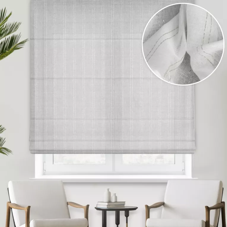 Roleta rzymska naturalno beżowa z matowej tkaniny, przetykana delikatną połyskującą nicią, wykończona obciążnikiem