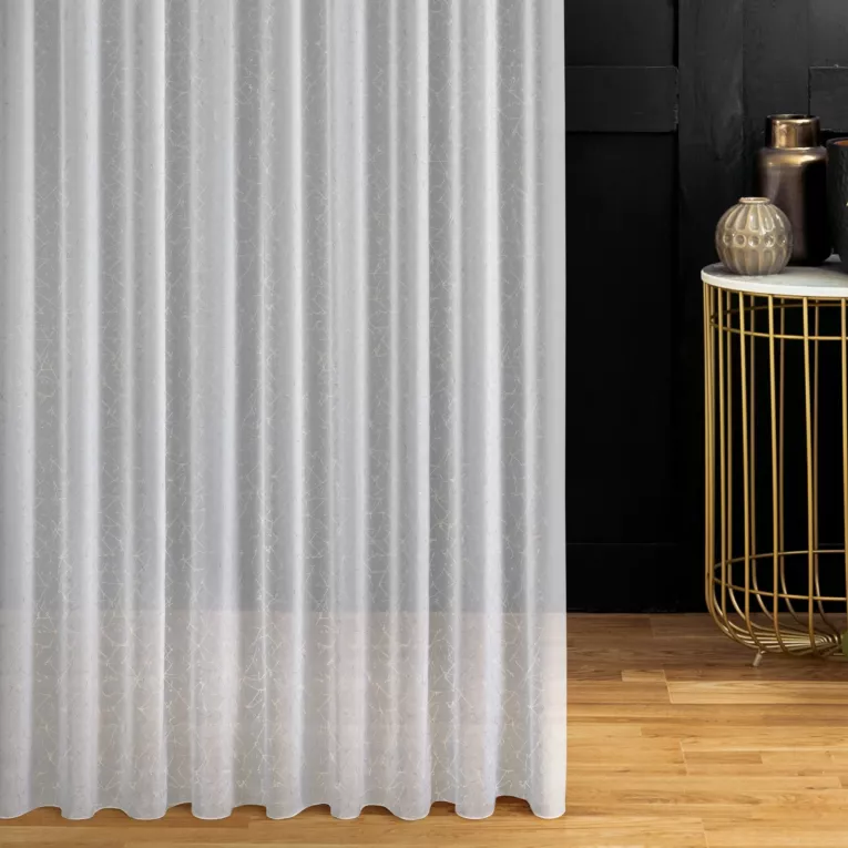 Firana szyta na taśmie 5 cm biało szampańska z matowej tkaniny ozdobionej błyszczącym nadrukiem