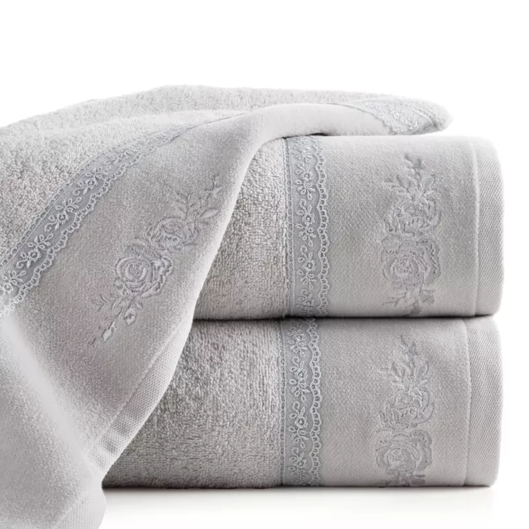 Ręcznik kąpielowy 50x90 cm bawełniany kolor srebrny z koronką oraz subtelnym haftem 500 g/m2 SISI