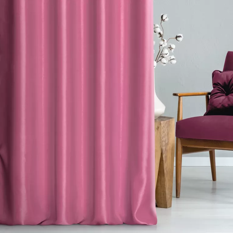 Zasłona szyta na taśmie 5 cm różowa z gładkiej zaciemniającej tkaniny typu dimout