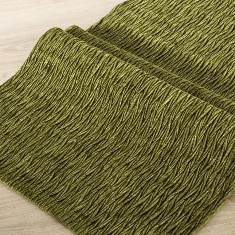 Bieżnik na stół oliwkowy 40x140 cm welwetowy ALINE z marszczeniem oraz srebrnym nadrukiem DIVA LINE