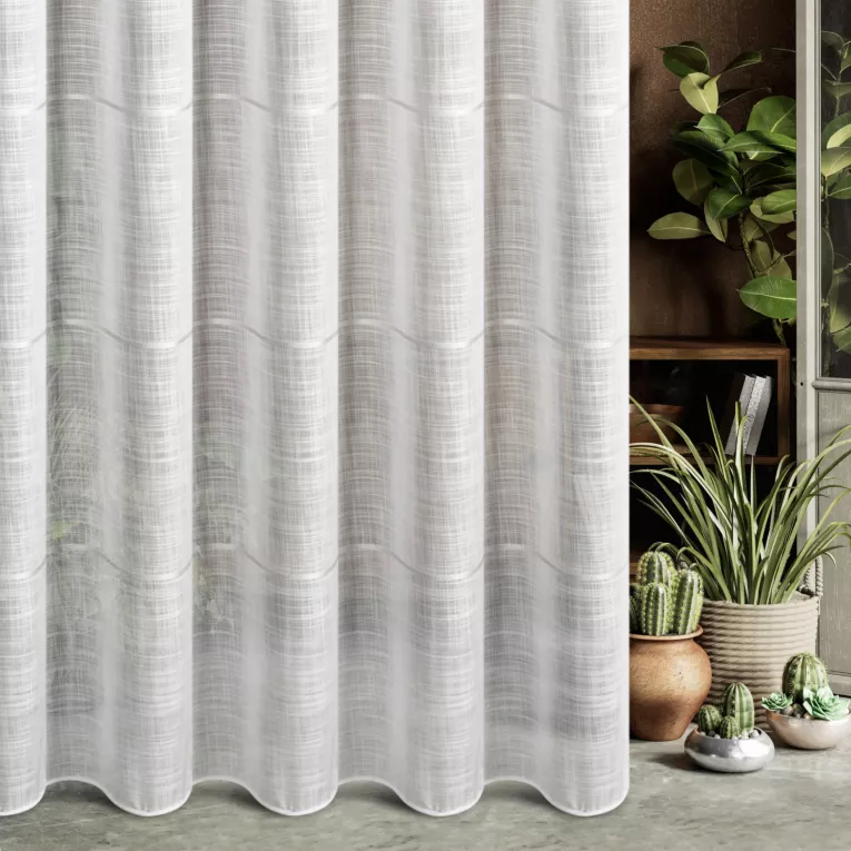 Firana szyta na taśmie 5 cm biała z matowej miekkiej etaminy ozdobionej cienkimi paseczkami, wykończona obciążnikiem