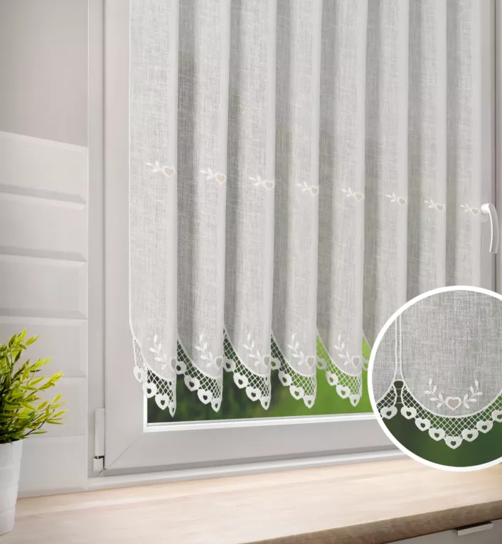 Tkanina firanowa zazdrostka z etaminy zdobiona ażurowym haftem