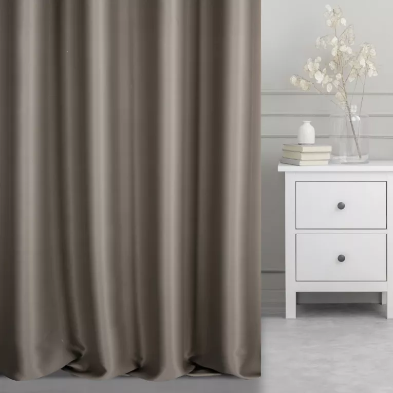 Zasłona szyta na taśmie 5 cm jasnobrązowa z gładkiej tkaniny typu blackout