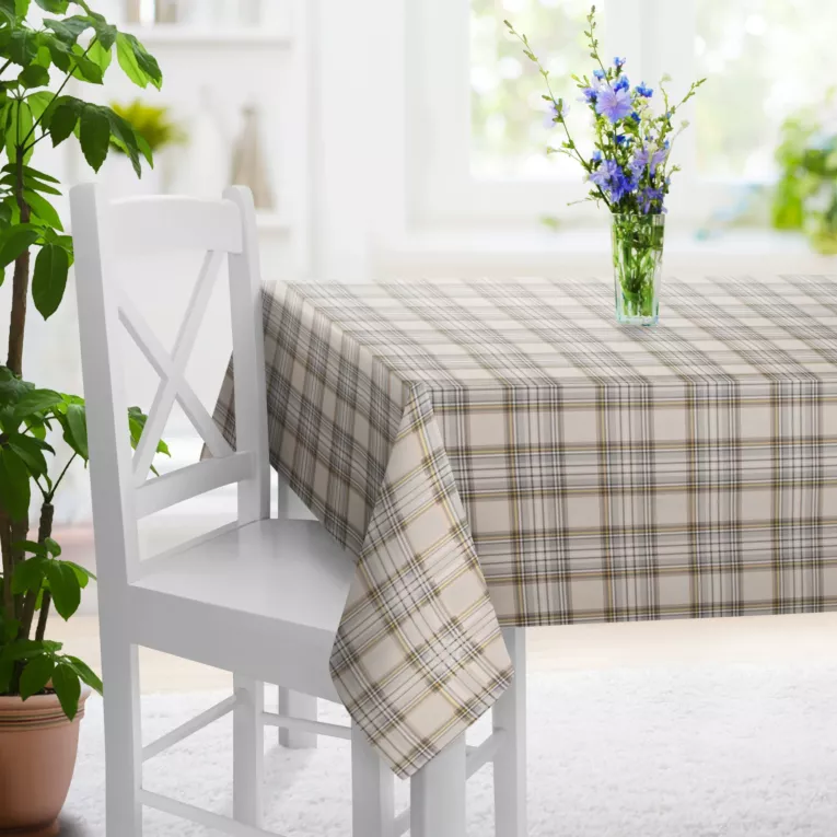 Obrus szyty beżowo musztardowy z tkaniny z dodatkiem bawełny i nici metalicznej, o wzorze w kratę, zawiera 20% bawełny