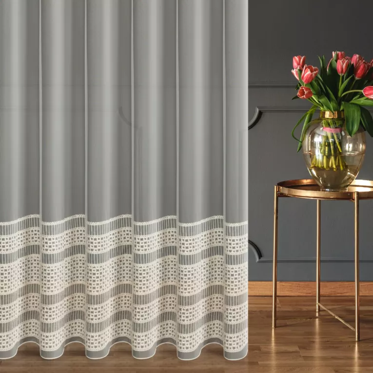 Firana szyta na taśmie 5 cm beżowa z tkaniny peru z aplikacją