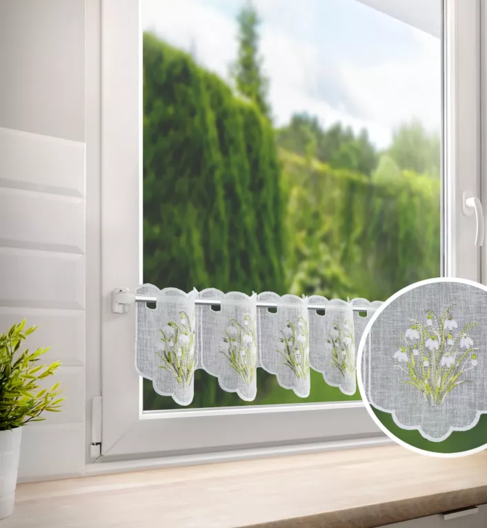 Tkanina firanowa zazdrostka z etaminy zdobiona haftem przebiśniegów