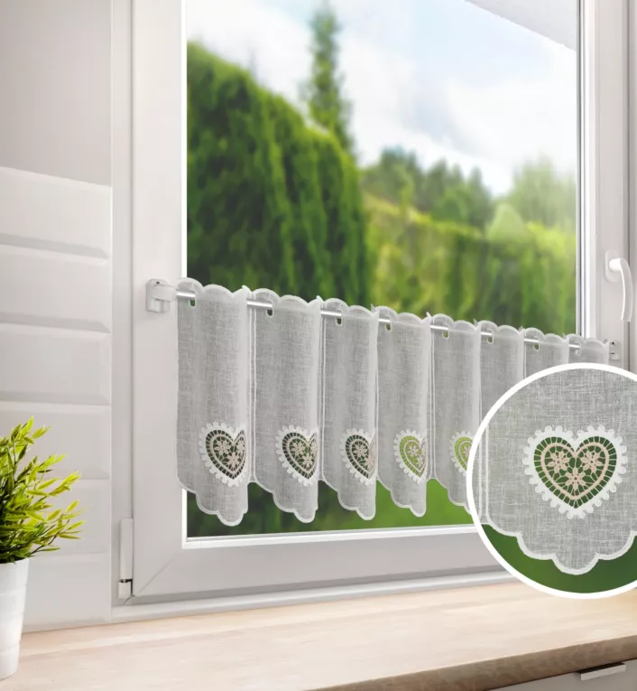 Tkanina firanowa zazdrostka z etaminy zdobiona haftowanymi ażurowymi sercami
