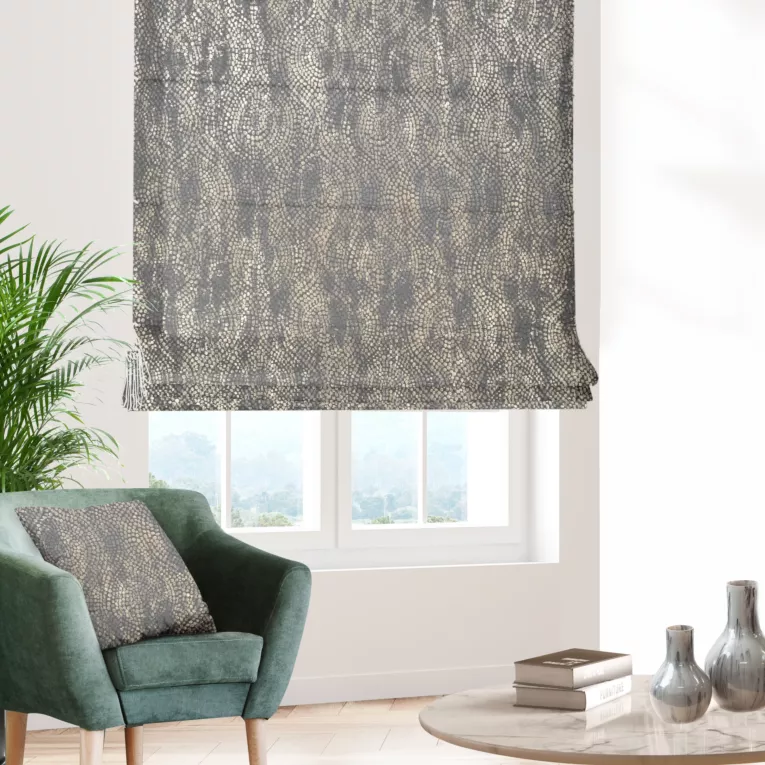 Roleta rzymska grafitowo złocista z grubej, welwetowej tkaniny z geometrycznym wzorem, zdobiona delikatnie połyskującym nadrukiem