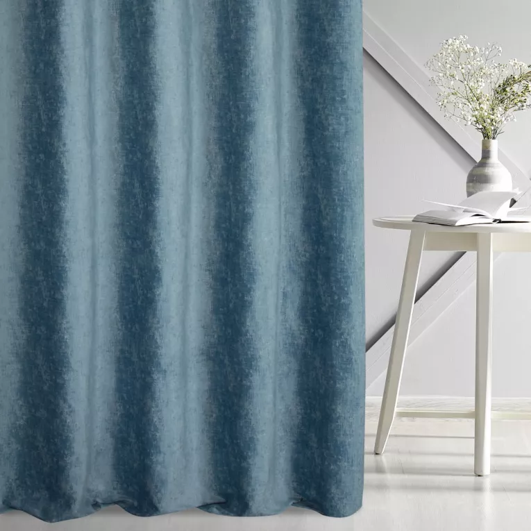 Zasłona szyta na taśmie 5 cm jasnoniebieska z tkaniny szenilowej z efektem przecierki