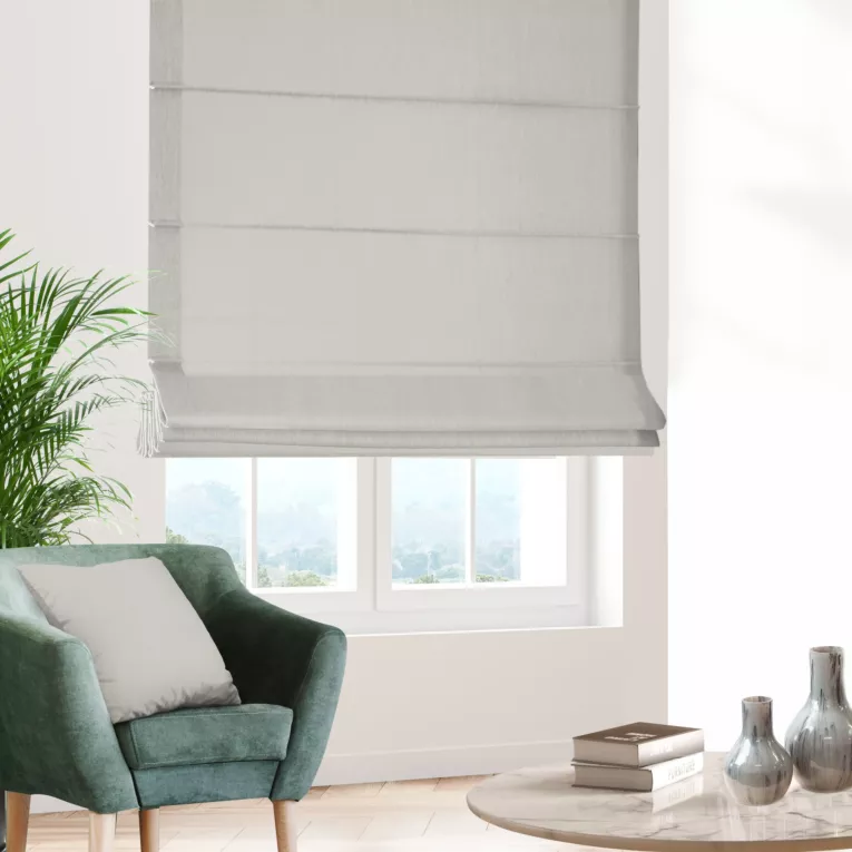 Roleta rzymska jasnosrebrna z gładkiej tkaniny typu dimout