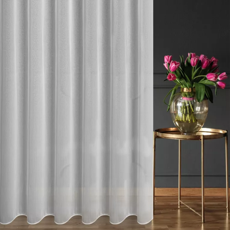 Firana szyta na taśmie 5 cm biała z miękkiej tkaniny o lekkim splocie i delikatnym połysku, wykończona obciążnikiem