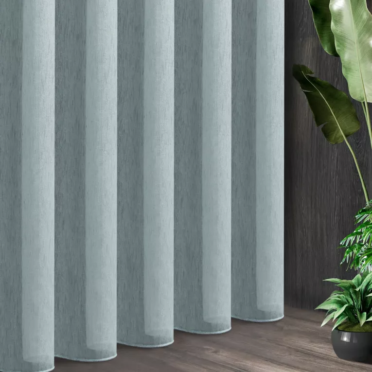 Tkanina firanowa, gładka, uniwersalna baza, z subtelnym połyskiem, z efektem deszczyku wykończona obciążnikiem