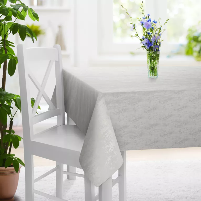 Obrus szyty jasnobeżowy z tkaniny szenilowej z efektem przecierki