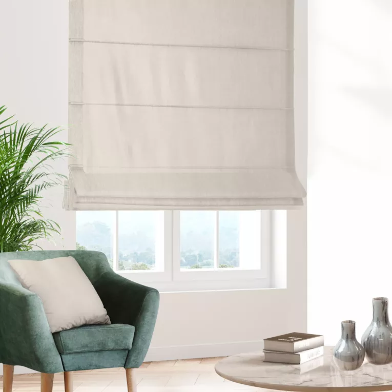 Roleta rzymska beżowa z tkaniny o satynowym połysku zaciemniającej w 100%