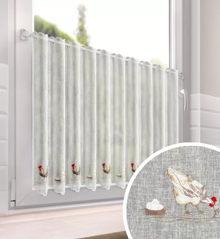 Tkanina firanowa zazdrostka zdobiona haftem uroczych kogutów