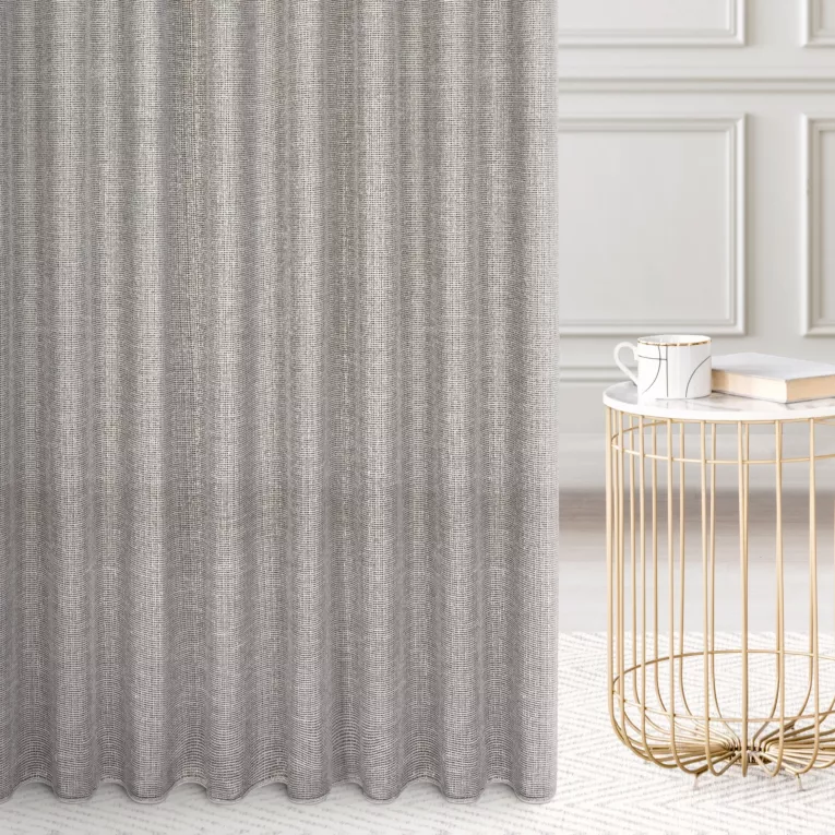 Firana szyta na taśmie 5 cm popielato złocista z delikatnej siateczki przetykanej błyszczącą, lureksową nicią wykończona obciążnikiem