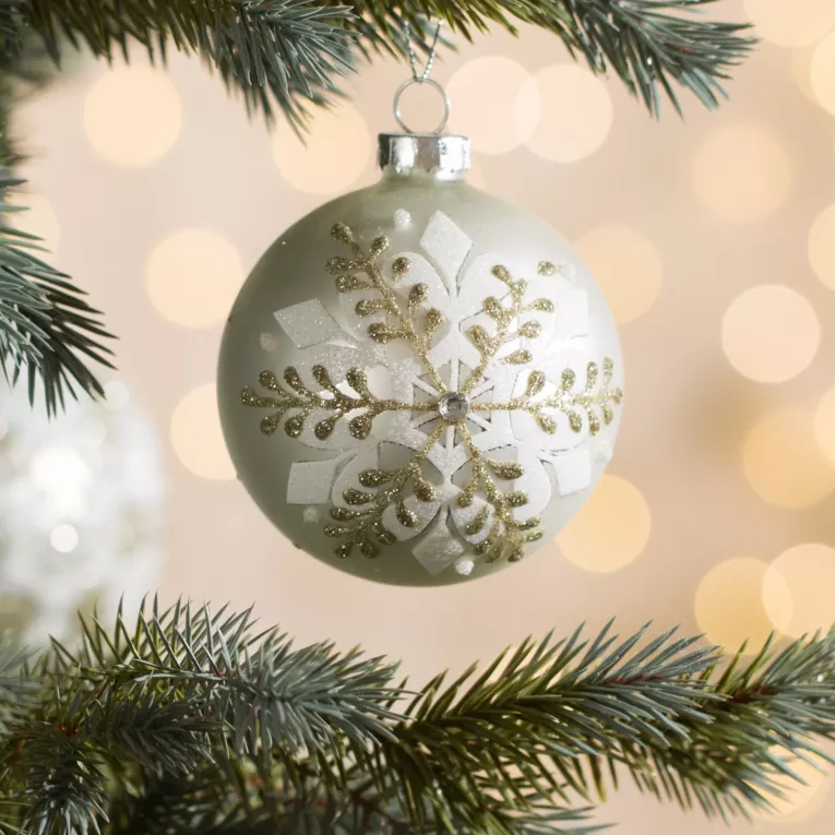Szklana bombka choinkowa ręcznie zdobiona wzorem śnieżynki