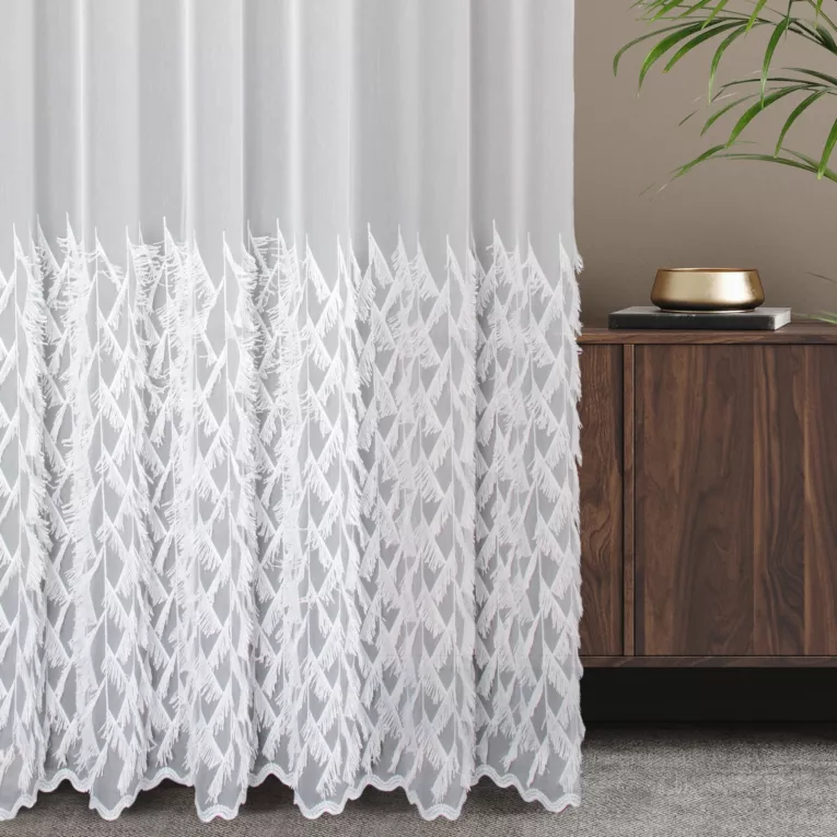 Firana szyta na taśmie 5 cm biała z delikatnej tkaniny typu adem zdobionej frędzlowym haftem