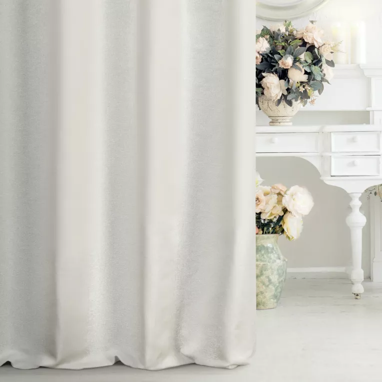 Zasłona szyta na taśmie 5 cm SORENTO kremowo srebrna z tkaniny w szerokie połyskliwe pasy