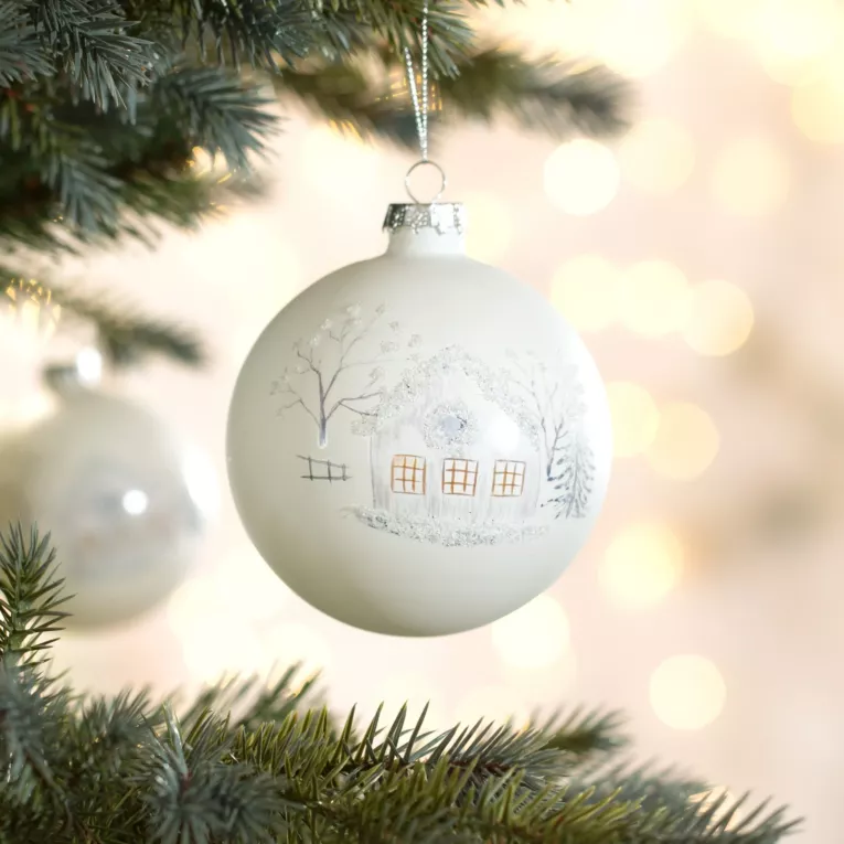 Szklana bombka zdobiona ręcznie malowanym domkiem