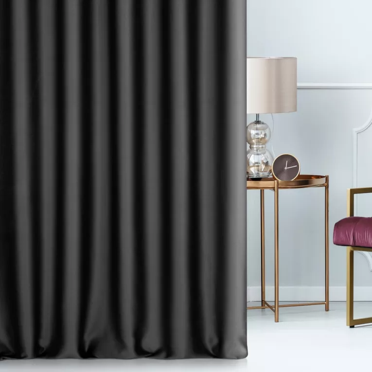 Zasłona szyta na taśmie 5 cm czarna z gładkiej tkaniny typu dimout