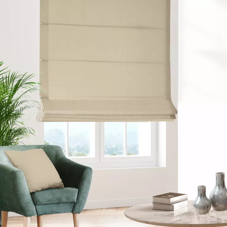 Roleta rzymska kremowa z gładkiej tkaniny typu dimout