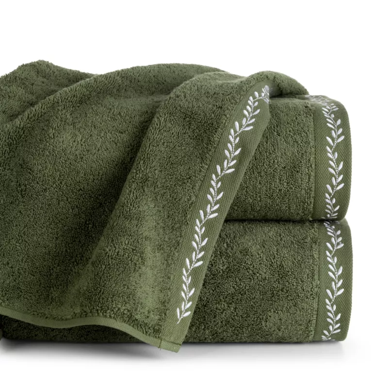 Ręcznik kąpielowy 50x90 cm bawełniany kolor oliwkowo, biały zdobiony haftowaną bordiurą 500 g/m2 SELENE