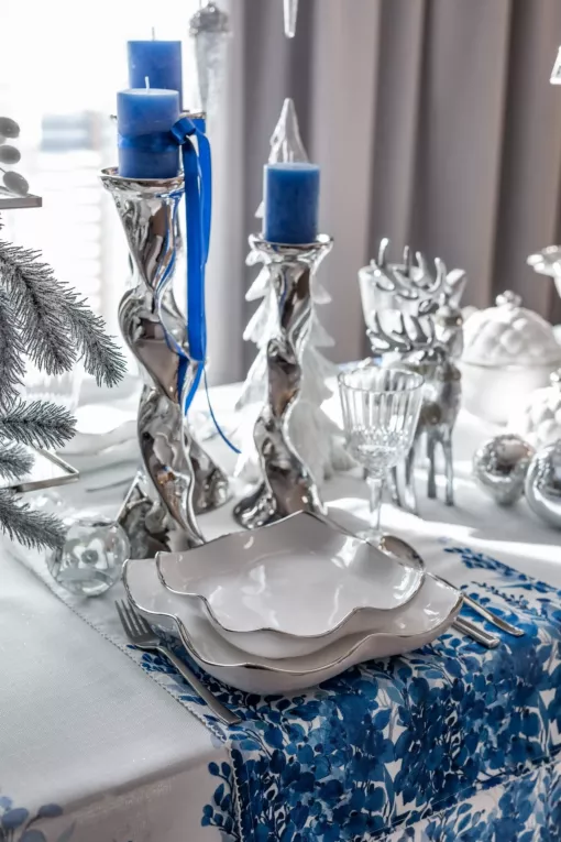 Obrus biało, niebieski 85x85 cm zdobiony na brzegach roślinnym wzorem - INES 14